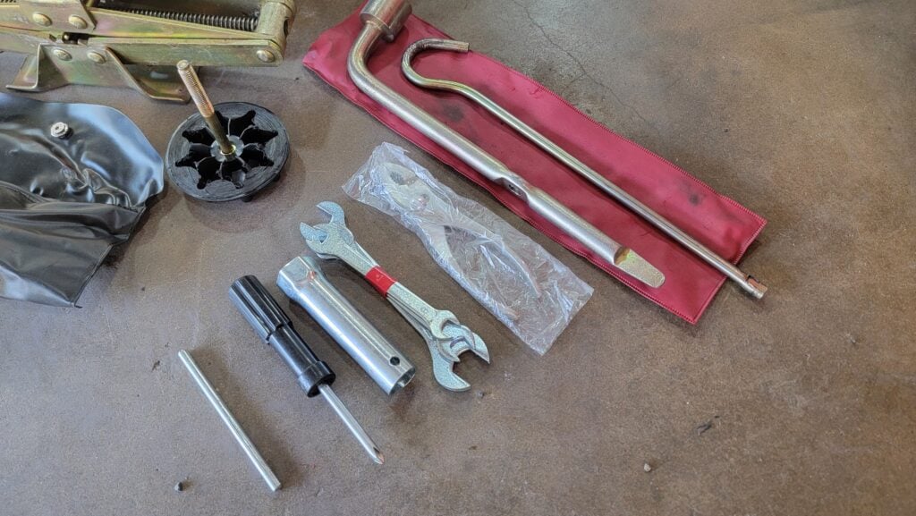 1997 Daihatsu Mira TR-XX tool kit