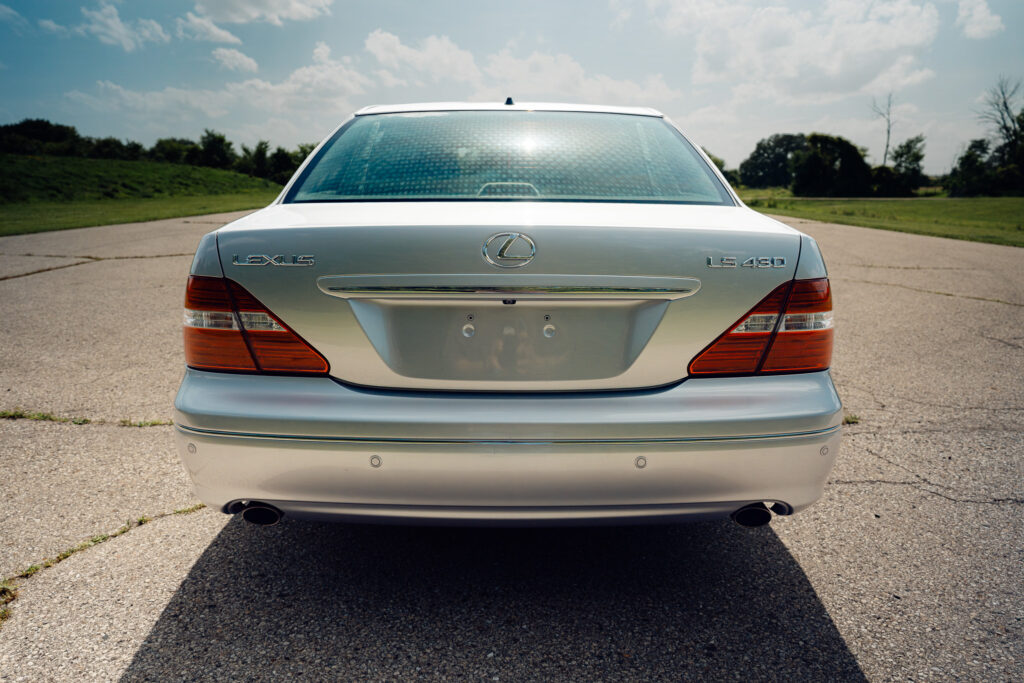 2004 Lexus LS430 CL Silver on Black rear trunk near view centered