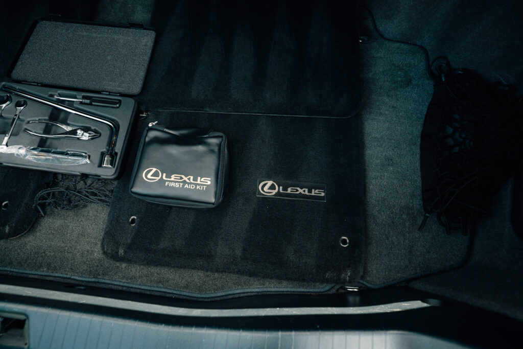 2004 Lexus LS430 CL Silver on Black trunk tool kit and mats
