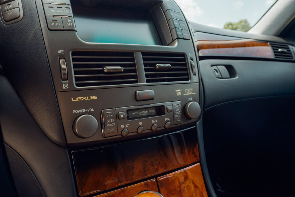 2004 Lexus LS430 CL Silver on Black radio view