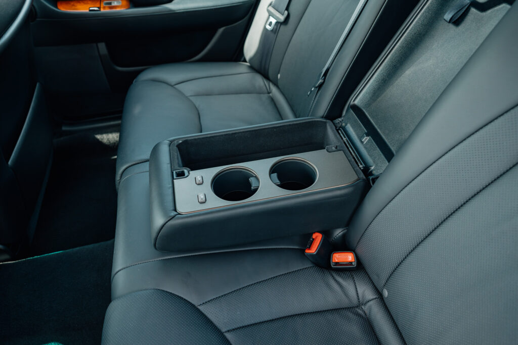 2004 Lexus LS430 CL Silver on Black rear console cup holder view