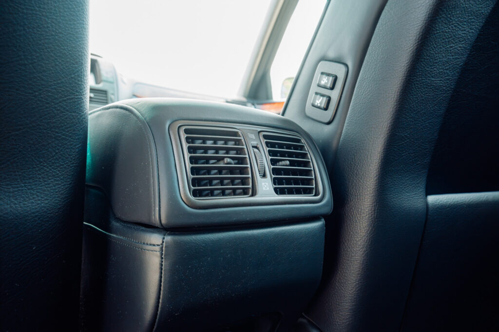 2004 Lexus LS430 CL Silver on Black Center console rear vents