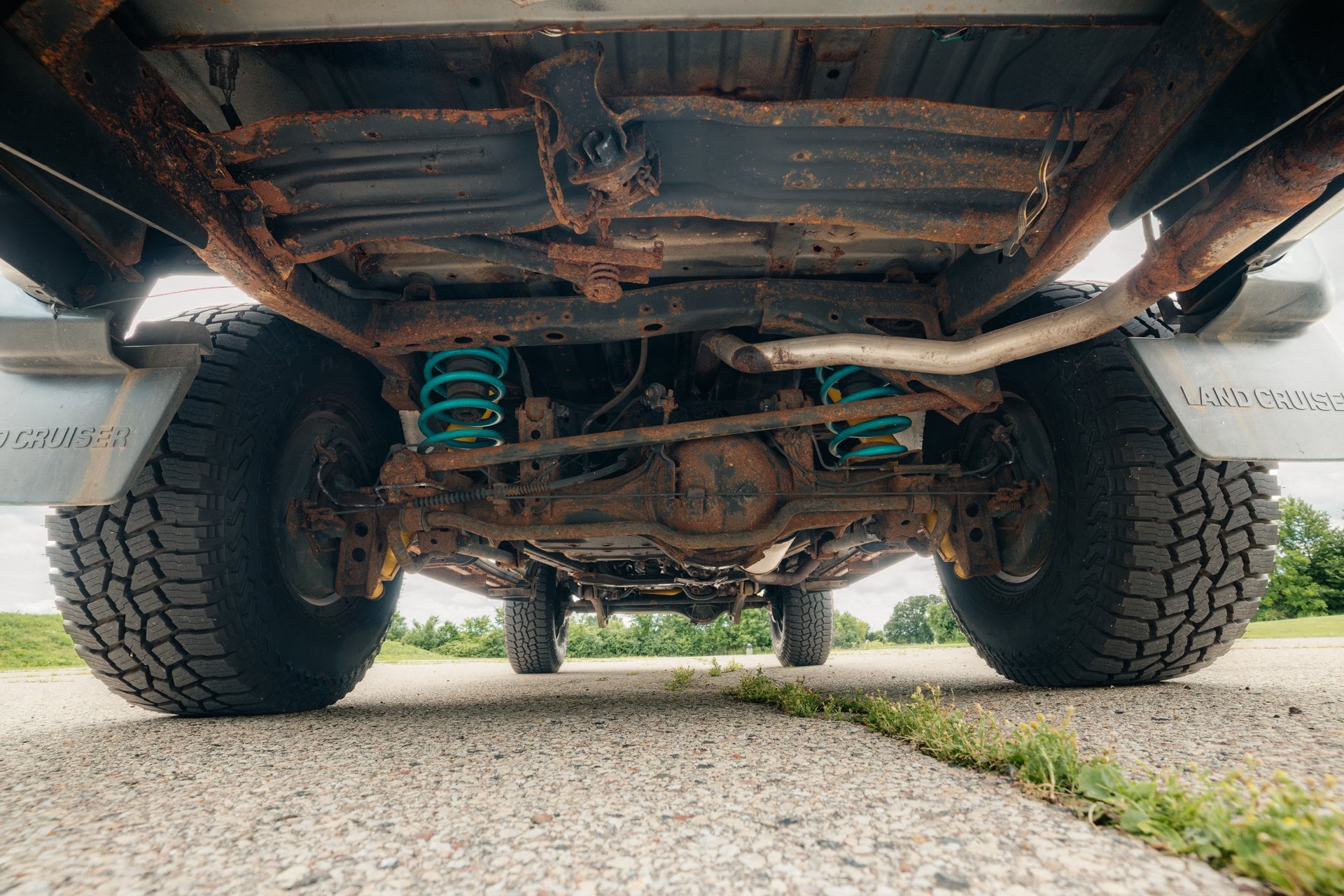 Rear axle, suspension and underbody rust on the 1997 Toyota Land Cruiser stock 9730