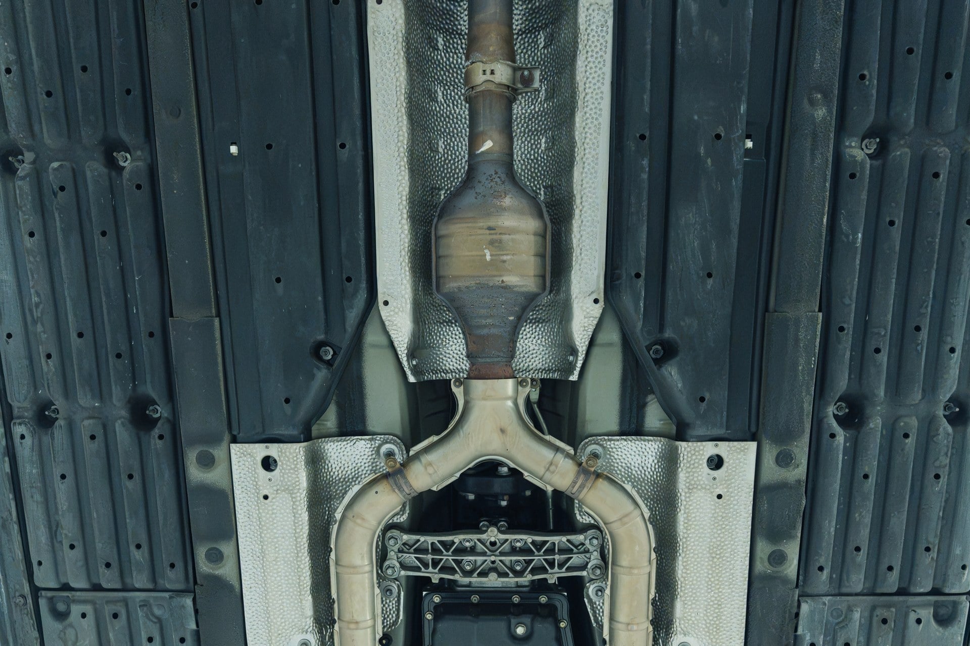 2005 Lexus LS430 CL stock 3704: center underbody and exhaust
