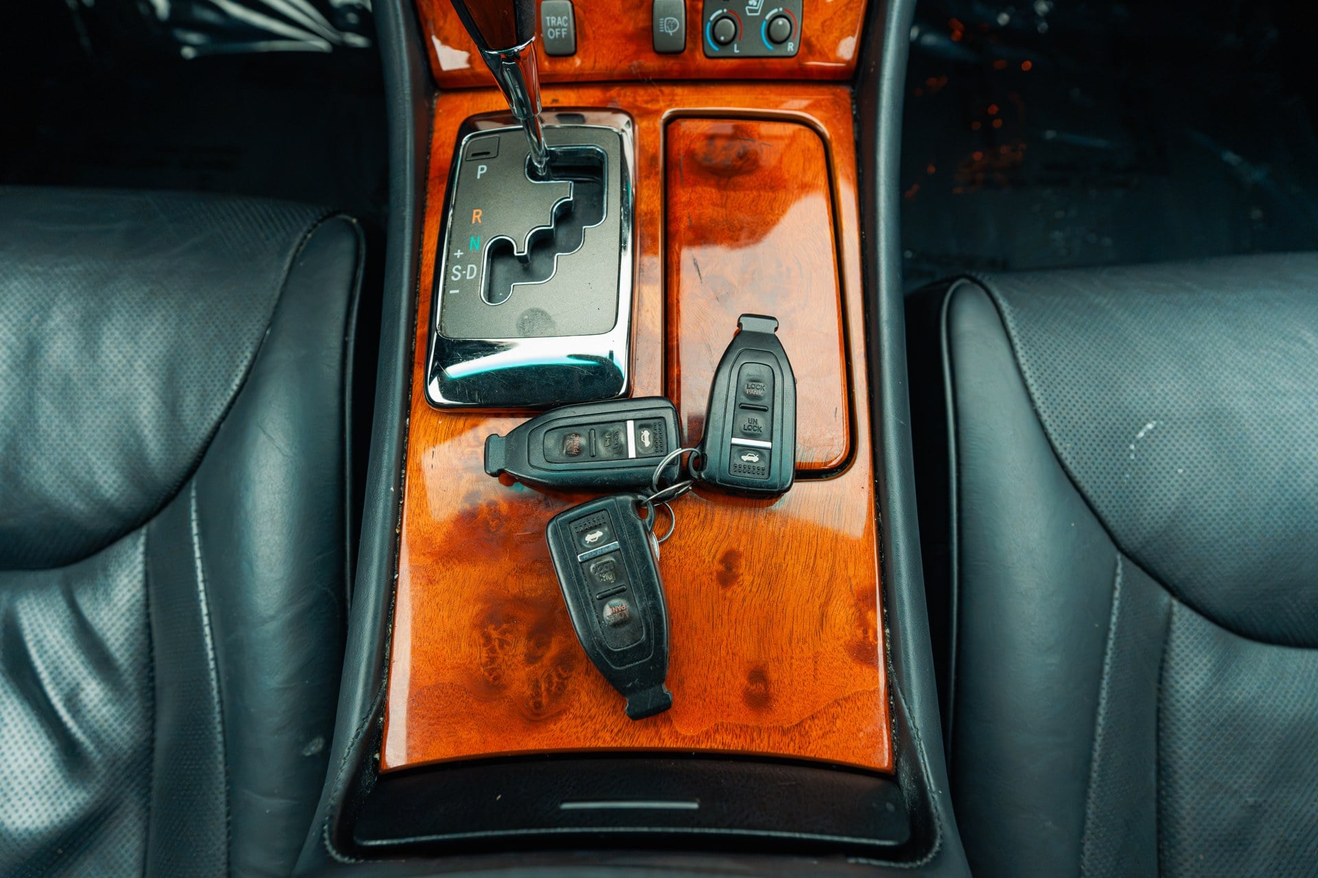 2005 Lexus LS430 CL stock 3704: three keys and remotes shown on the center console
