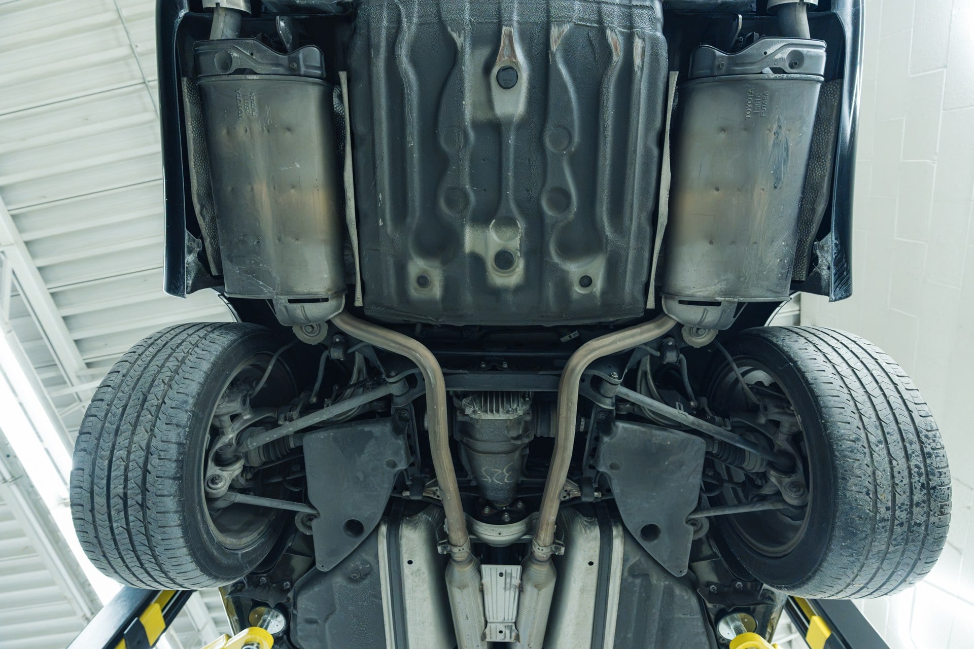 2005 Lexus LS430 CL stock 3704: rear underbody and exhaust