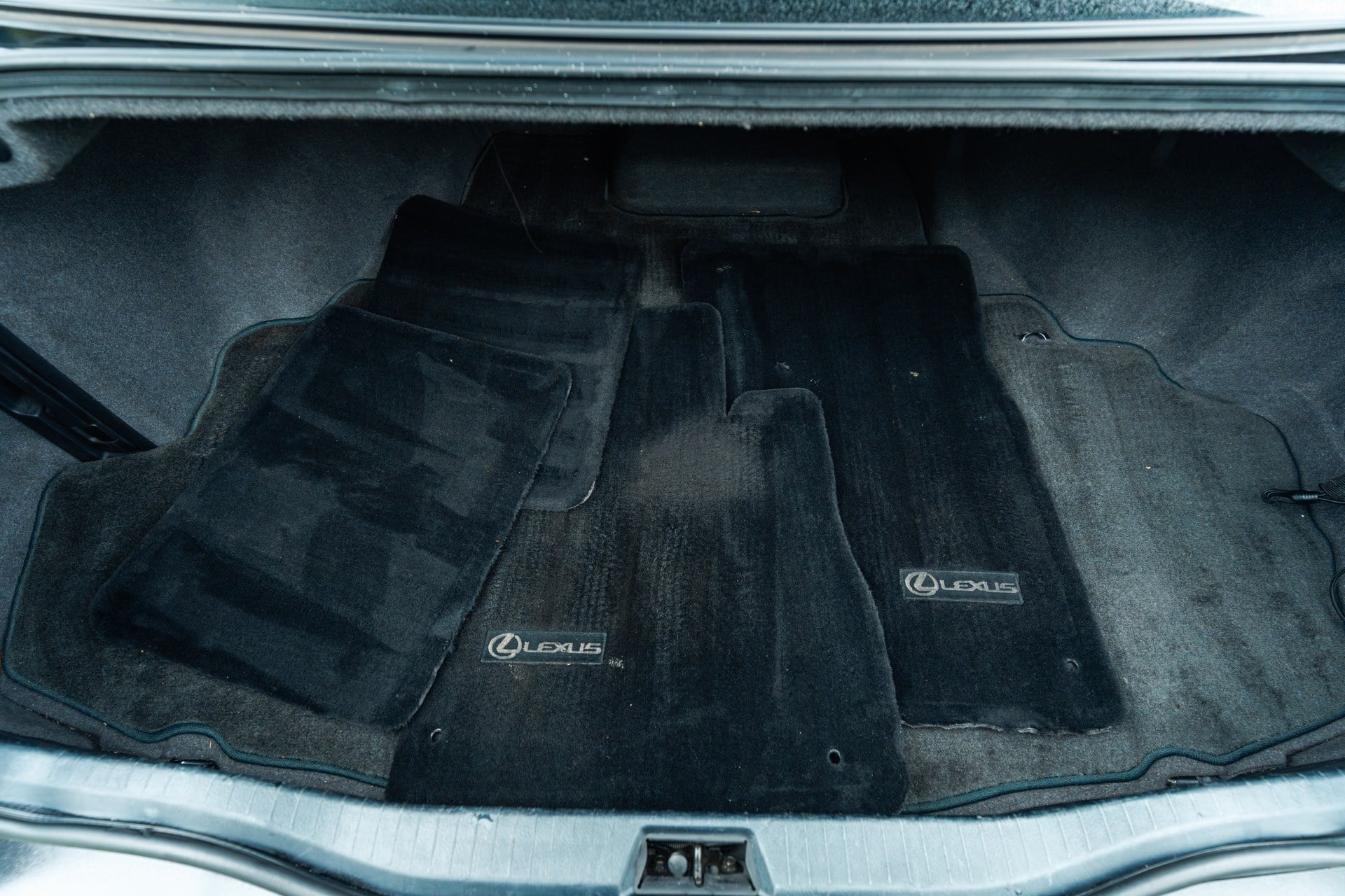 2005 Lexus LS430 CL stock 3704: trunk with Lexus floor mats