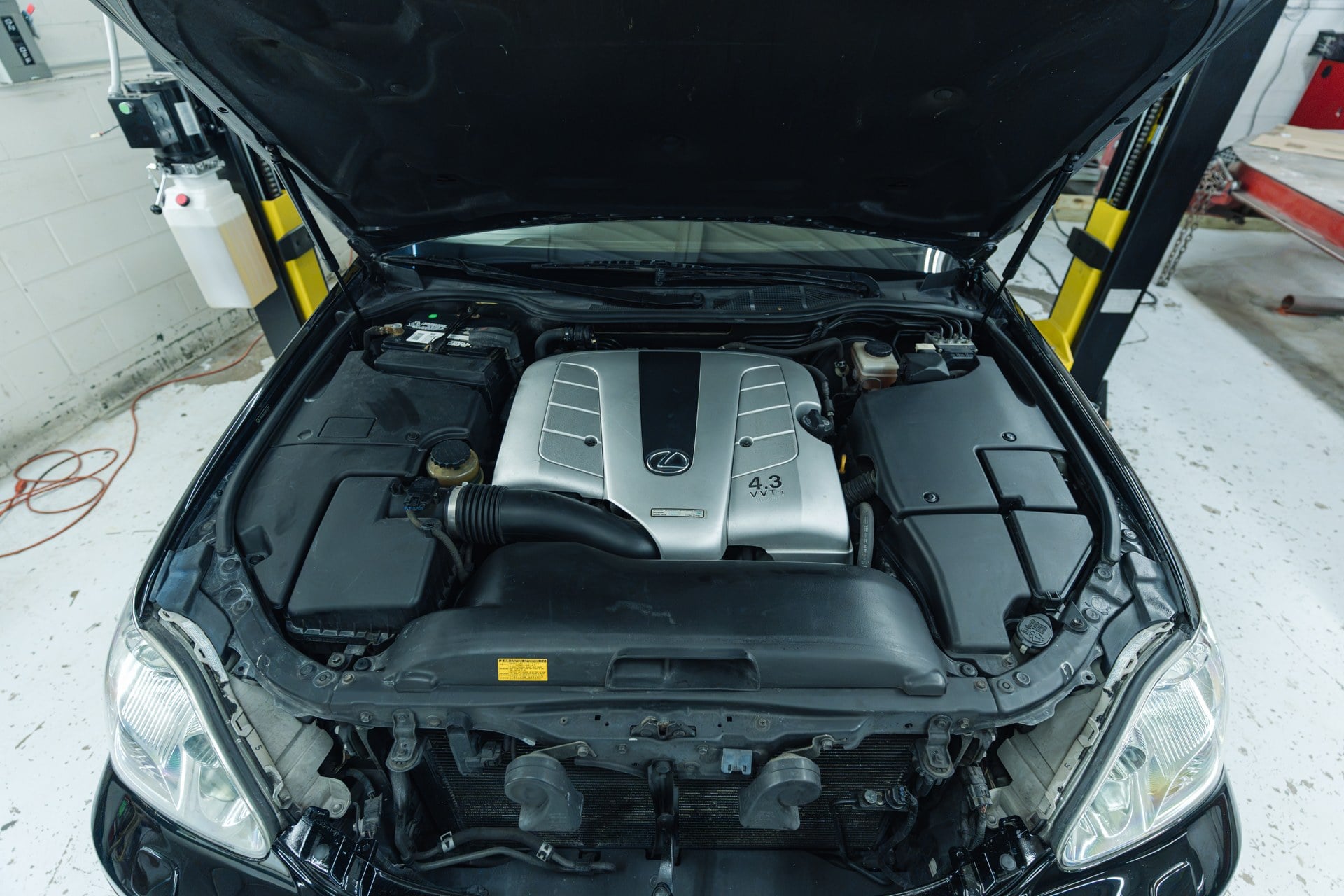 2005 Lexus LS430 CL stock 3704: 4.3-liter V8 engine bay